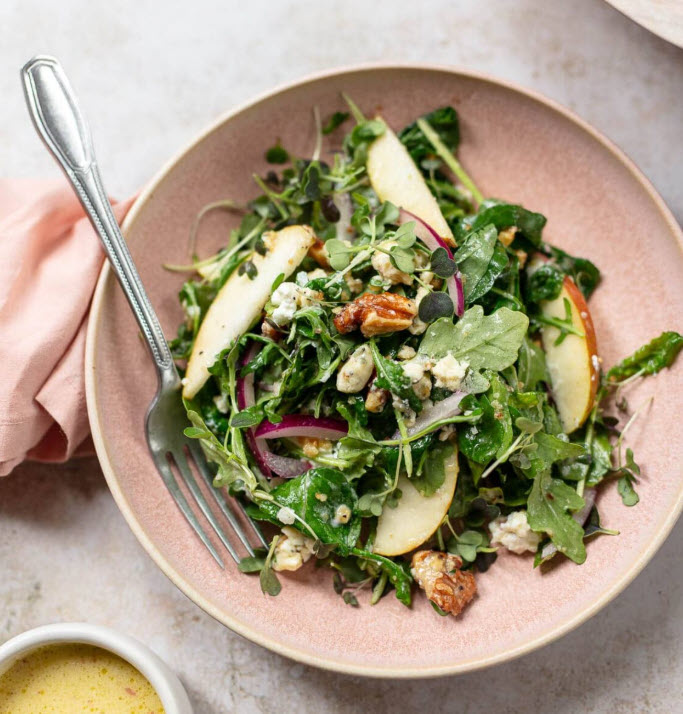 Arugula Salad with pears, goat cheese and walnuts